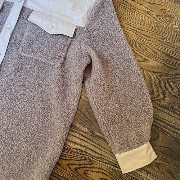 Lush Sherpa Button Front Top Size Large NWT - Picture 4 of 6